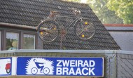 Fällt vielen Kunden erst ganz spät auf, unser altes Fahrrad auf dem Dach